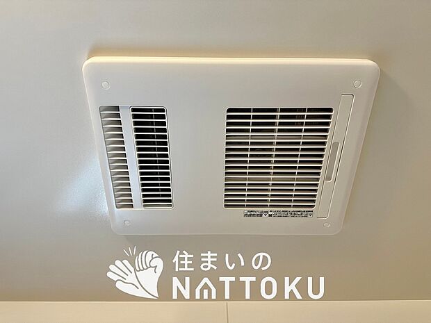 【浴室暖房換気乾燥機】入浴後の水滴や湿気を排出し、カビの発生や臭いを抑制します。
雨の日の洗濯物にも効果的です。