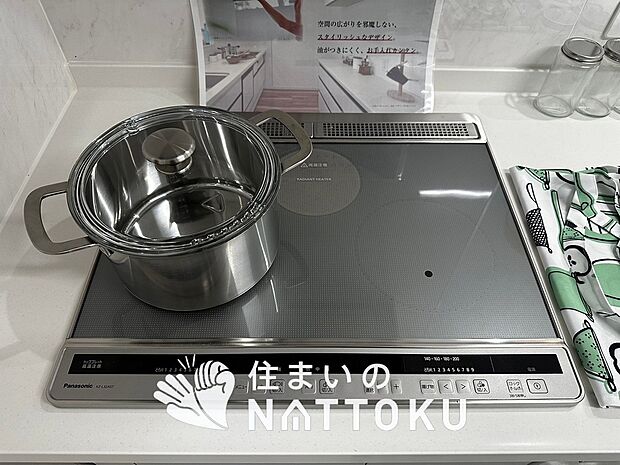 【ビルトインコンロ】フラットな構造で清掃性が高く、過熱防止センサー付３口タイプで日頃の家事も快適です。