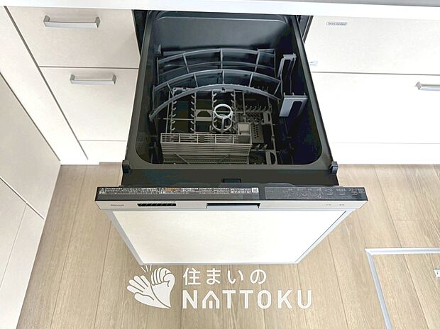 【食器洗い乾燥機】食後の時間にゆとりを与えてくれる食器洗い乾燥機。
操作ボタンも上面にあるので、腰をかがめずに操作ができラクラクです。