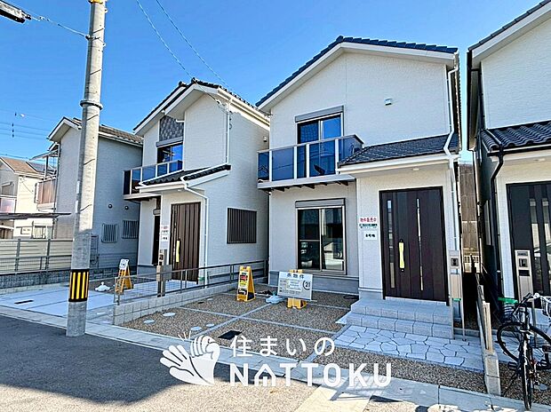 【現地写真（街並み）】雨で汚れを落とし、耐久性・耐候性に優れた外壁を使用しています。