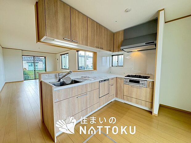 【現地写真（キッチン）】収納たっぷりのシステムキッチン、浄水器付水栓を標準装備しています。