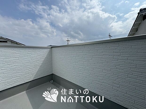 【バルコニー】奥行きが広く、洗濯物をゆったりと干せる十分な広さで、家族の洗濯も捗ります。