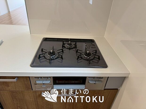 【ビルトインコンロ】フラットな構造で清掃性が高く、過熱防止センサー付３口タイプで日頃の家事も快適です。