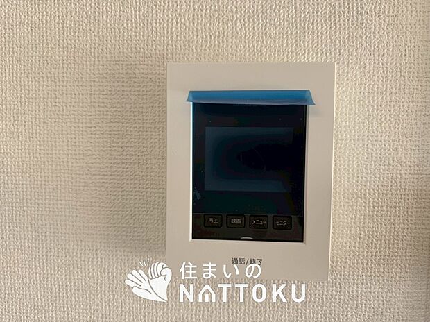 【TVモニター付インターホン】来訪者を画像と音声で確認できる、防犯性に優れた安心のシステム。
スッキリしたデザインで、誰でも簡単に操作できます。