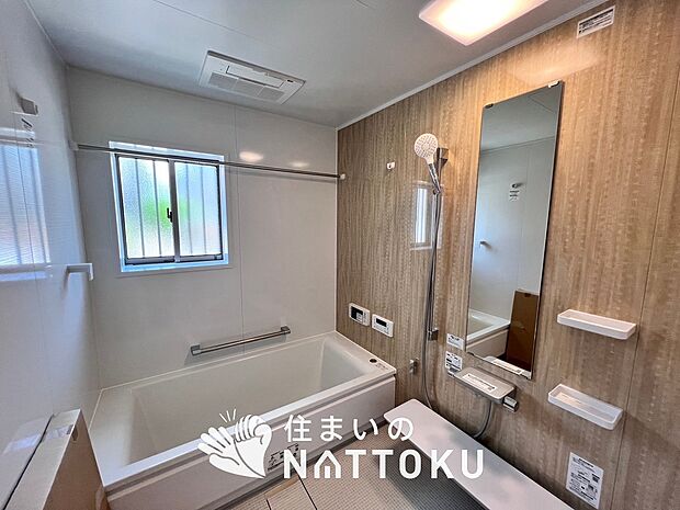 【現地写真(浴室)】浴室暖房乾燥機付き。1坪タイプで広々です。