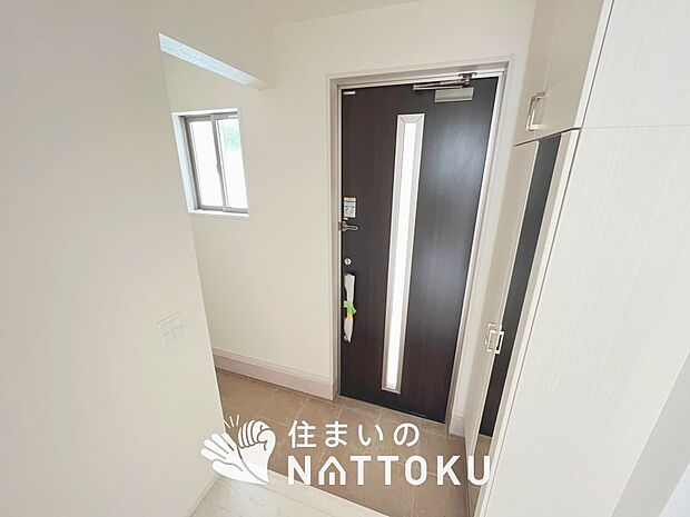 【現地写真(玄関)】玄関には、大型のシューズ収納を設置しています。