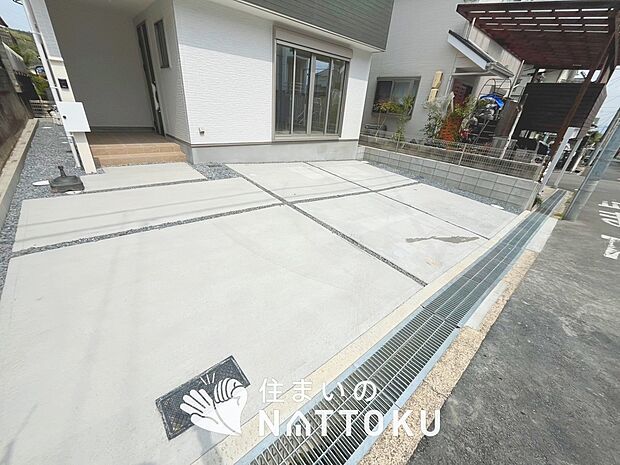 【現地写真(駐車場)】駐車スペースが広く、運転が苦手な方も安心です。