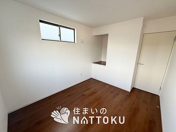 【現地写真(洋室)】木目の美しさを際立たせるシンプルデザインの建具を使用しています。