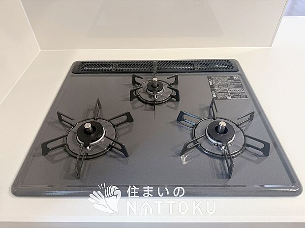 【ビルトインコンロ】フラットな構造で清掃性が高く、過熱防止センサー付3口タイプで日頃の家事も快適です。