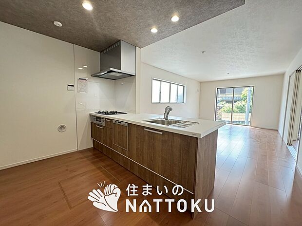 【現地写真（キッチン）】収納たっぷりのシステムキッチン、浄水器付水栓を標準装備しています。