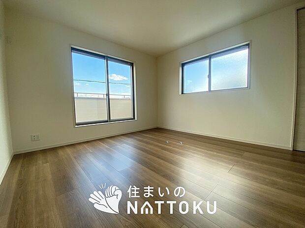 【現地写真（寝室）】木目の美しさを際立たせるシンプルデザインの建具を使用しています。