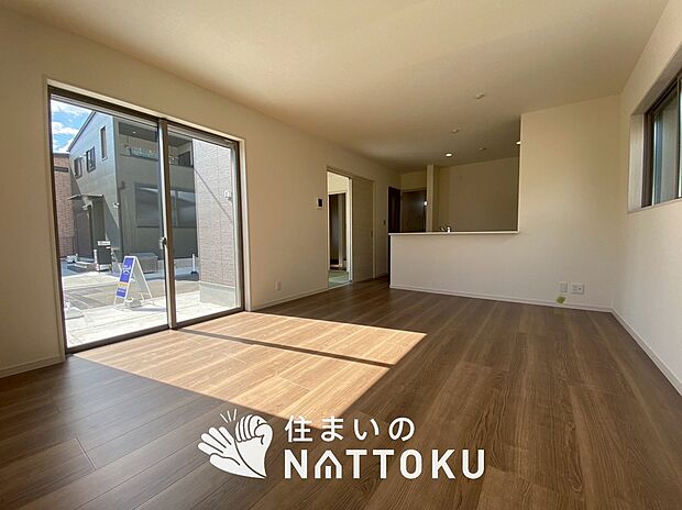 【現地写真（リビング）】フローリング材には、木目、色調など木材特有の風合いがあり、ナチュラルな美しさになっています。