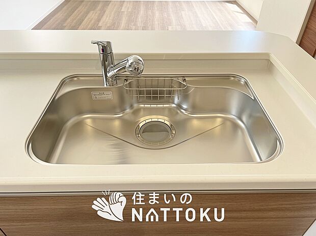 【浄水器内臓型ハンドシャワー付シンク】傷や汚れが付きにくい静音仕様の全面エンボス加工シンク。
また、蛇口の先端に浄水器を内蔵。浄水シャワーが使える毎分4リットルのたっぷり浄水。