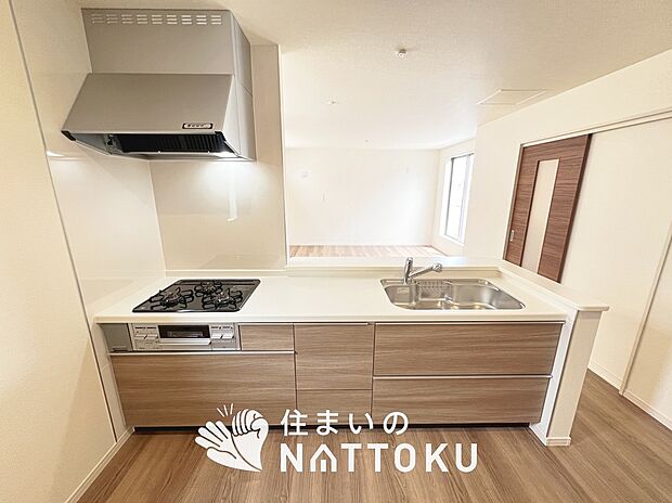 【現地写真（キッチン）】収納たっぷりのシステムキッチン、浄水器付水栓を標準装備しています。