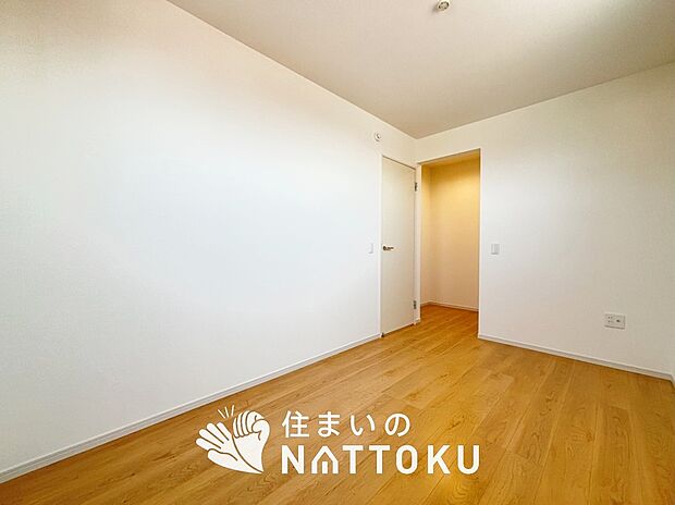 【現地写真(寝室)】木目の美しさを際立たせるシンプルデザインの建具を使用しています。