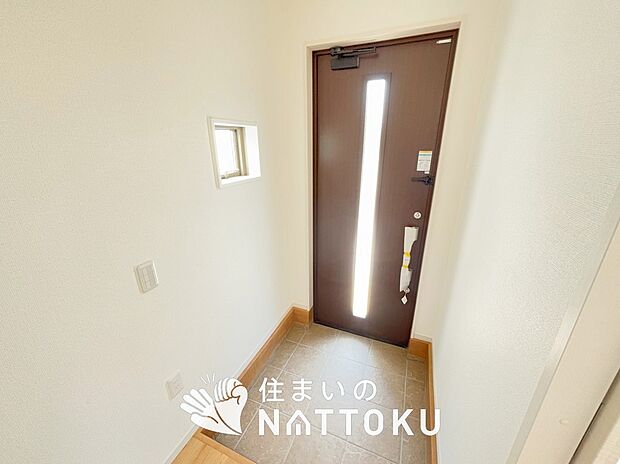 【現地写真(玄関)】玄関には、大型のシューズ収納を設置しています。