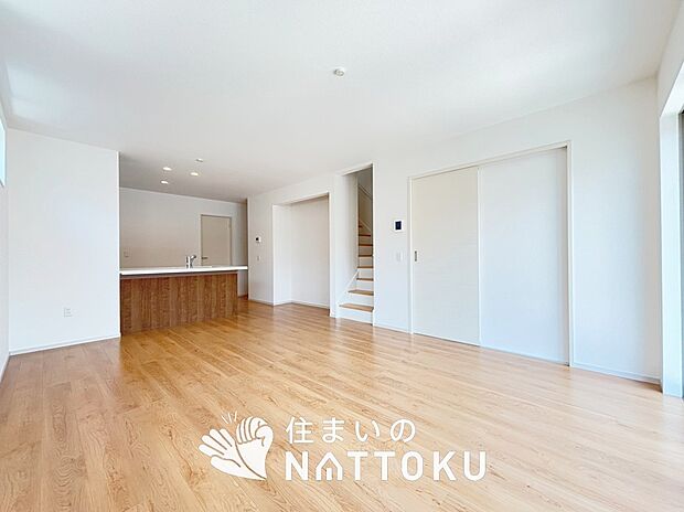 【現地写真(リビング)】フローリング材には、木目、色調など木材特有の風合いがあり、ナチュラルな美しさになっています。