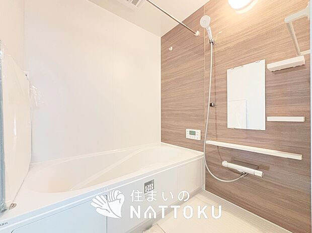 【現地写真(浴室)】浴室暖房乾燥機付き。1坪タイプで広々です。