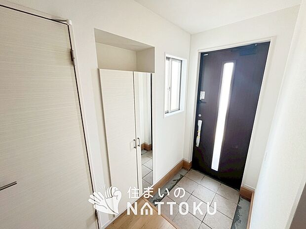 【現地写真(玄関)】玄関には、大型のシューズ収納を設置しています。