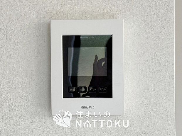 【TVモニター付インターホン】来訪者を画像と音声で確認できる、防犯性に優れた安心のシステム。
スッキリしたデザインで、誰でも簡単に操作できます。