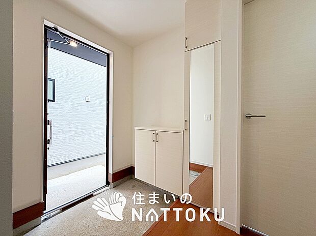 【現地写真（玄関）】玄関には、大型のシューズ収納を設置しています。