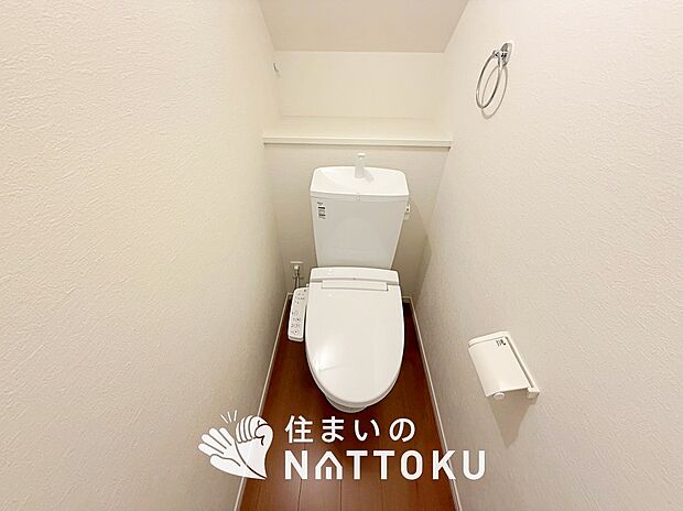 【トイレ】汚れてもサッとひと拭きでお手入れ簡単、エコ仕様の温水洗浄便座付きのトイレです。
バリアフリーにも配慮しています。
