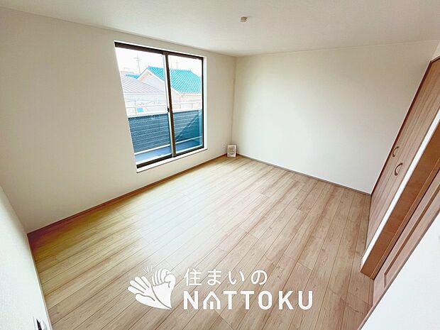 【現地写真(寝室)】木目の美しさを際立たせるシンプルデザインの建具を使用しています。