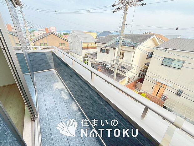 【バルコニー】奥行きが広く、洗濯物をゆったりと干せる十分な広さで、家族の洗濯も捗ります。