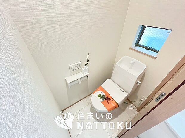 【トイレ】汚れてもサッとひと拭きでお手入れ簡単、エコ仕様の温水洗浄便座付きのトイレです。
バリアフリーにも配慮しています。