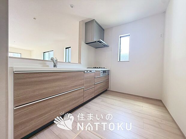 【現地写真（キッチン）】収納たっぷりのシステムキッチン、浄水器付水栓を標準装備しています。