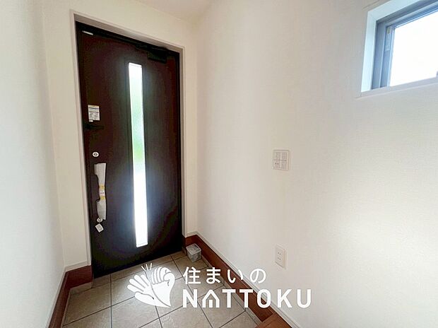 【現地写真（玄関）】玄関には、大型のシューズ収納を設置しています。