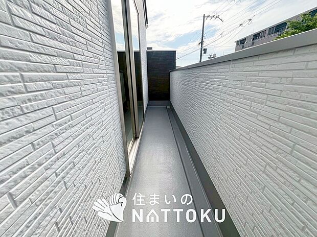 【バルコニー】奥行きが広く、洗濯物をゆったりと干せる十分な広さで、家族の洗濯も捗ります。