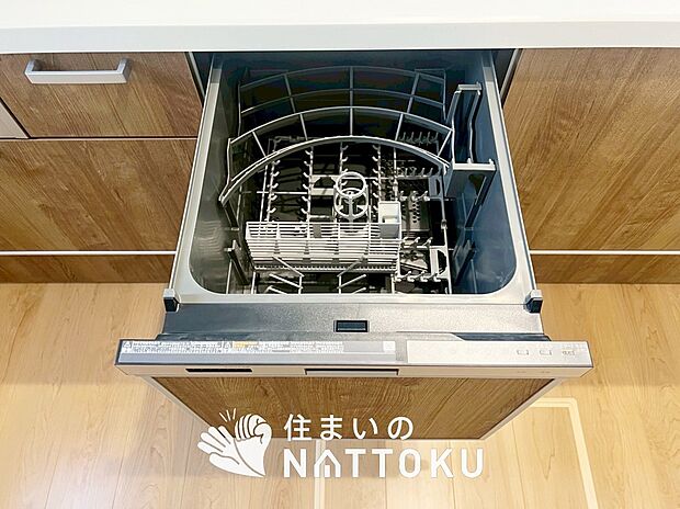 【食器洗い乾燥機】食後の時間にゆとりを与えてくれる食器洗い乾燥機。
操作ボタンも上面にあるので、腰をかがめずに操作ができラクラクです。