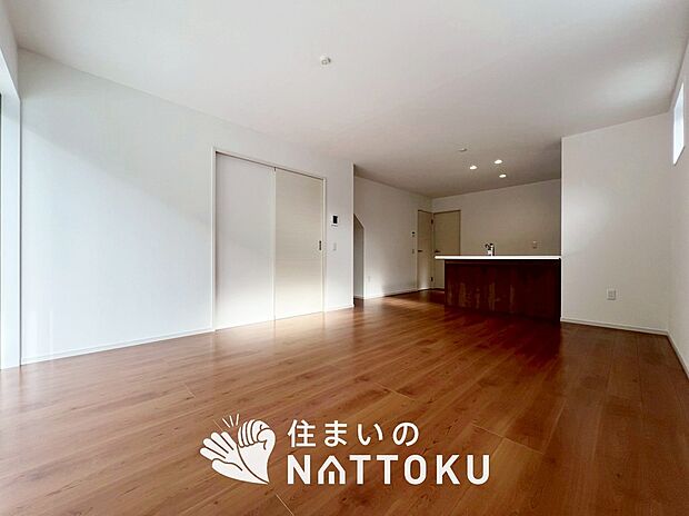 【現地写真（リビング）】フローリング材には、木目、色調など木材特有の風合いがあり、ナチュラルな美しさになっています。