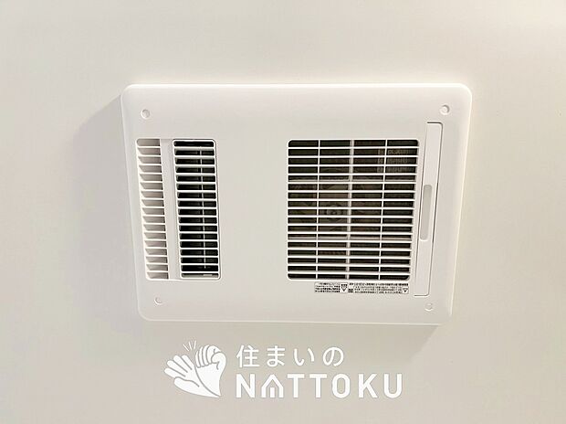 【浴室暖房換気乾燥機】入浴後の水滴や湿気を排出し、カビの発生や臭いを抑制します。
雨の日の洗濯物にも効果的です。