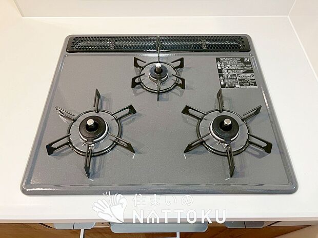 【ビルトインコンロ】フラットな構造で清掃性が高く、過熱防止センサー付３口タイプで日頃の家事も快適です。