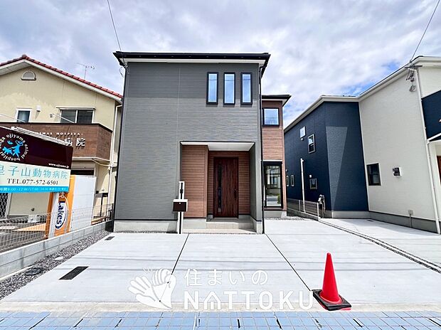 【現地写真（外観）【1号地】】軽くて火災に強い屋根材を採用し、地震時の建物への負担や揺れを軽減しています。