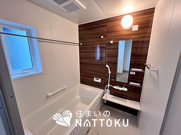 【現地写真（浴室）】浴室暖房乾燥機付き。１坪タイプで広々です。