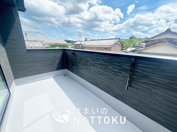 【バルコニー】奥行きが広く、洗濯物をゆったりと干せる十分な広さで、家族の洗濯も捗ります。