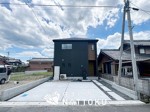 【現地写真(外観)【1号地】】軽くて火災に強い屋根材を採用し、地震時の建物への負担や揺れを軽減しています。