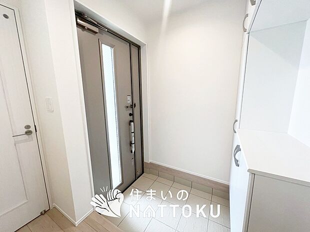 【現地写真（玄関）】玄関には、大型のシューズ収納を設置しています。
