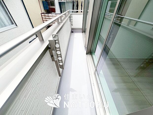 【バルコニー】奥行きが広く、洗濯物をゆったりと干せる十分な広さで、家族の洗濯も捗ります。