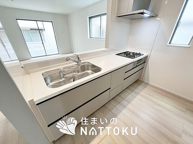 【現地写真（キッチン）】収納たっぷりのシステムキッチン、浄水器付水栓を標準装備しています。