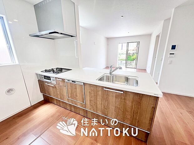 【現地写真（キッチン）】収納たっぷりのシステムキッチン、浄水器付水栓を標準装備しています。