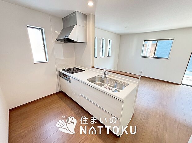 【現地写真（キッチン）】収納たっぷりのシステムキッチン、浄水器付水栓を標準装備しています。