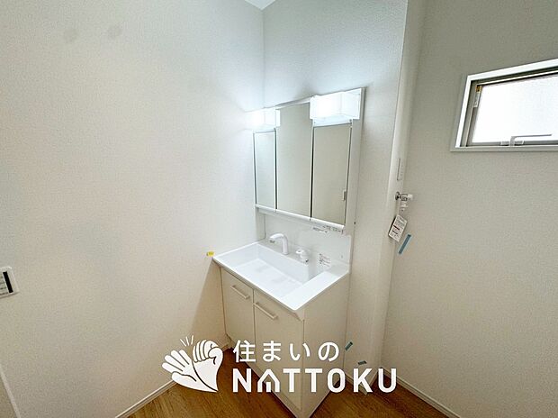 【洗面台・洗面所】鏡の両サイドは、必要なものを取出しやすく、大きな鏡面で朝の準備も快適。
使いやすいリフトアップ機能付きのシングルレバーシャワー水栓付です。