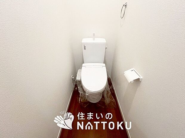 【トイレ】汚れてもサッとひと拭きでお手入れ簡単、エコ仕様の温水洗浄便座付きのトイレです。
バリアフリーにも配慮しています。