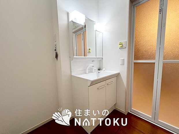 【洗面台・洗面所】鏡の両サイドは、必要なものを取出しやすく、大きな鏡面で朝の準備も快適。
使いやすいリフトアップ機能付きのシングルレバーシャワー水栓付です。