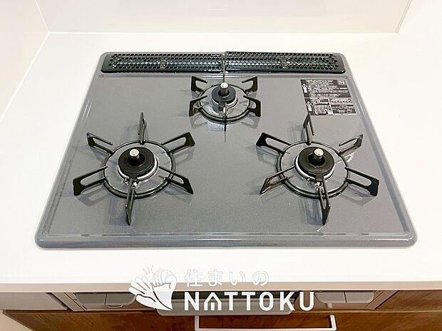 【ビルトインコンロ】フラットな構造で清掃性が高く、過熱防止センサー付３口タイプで日頃の家事も快適です。