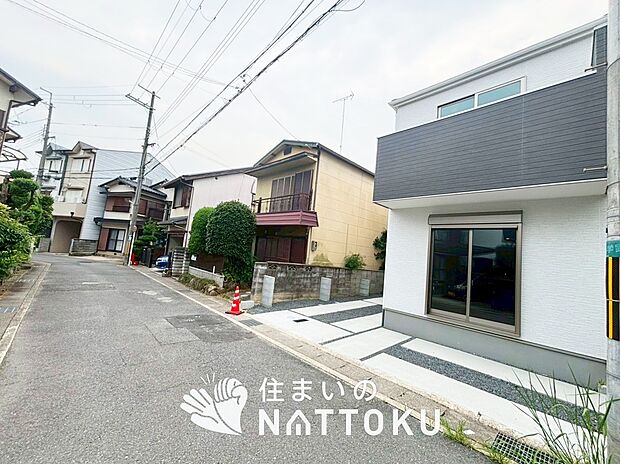 【現地写真（前道含む外観）】お引渡し後も無償の定期点検を行っており、暮らしの安心をお届けしています。